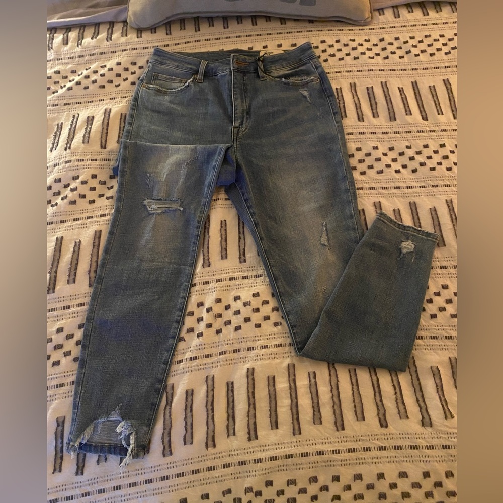 Distressed stretch denim jeans